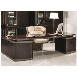 Escritorio de madera con cajones